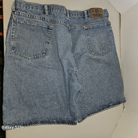 ==Wrangler shorts size 42 - Picture 15 of 16
